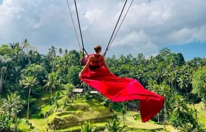 Rice terrace swing photo spot, Bali